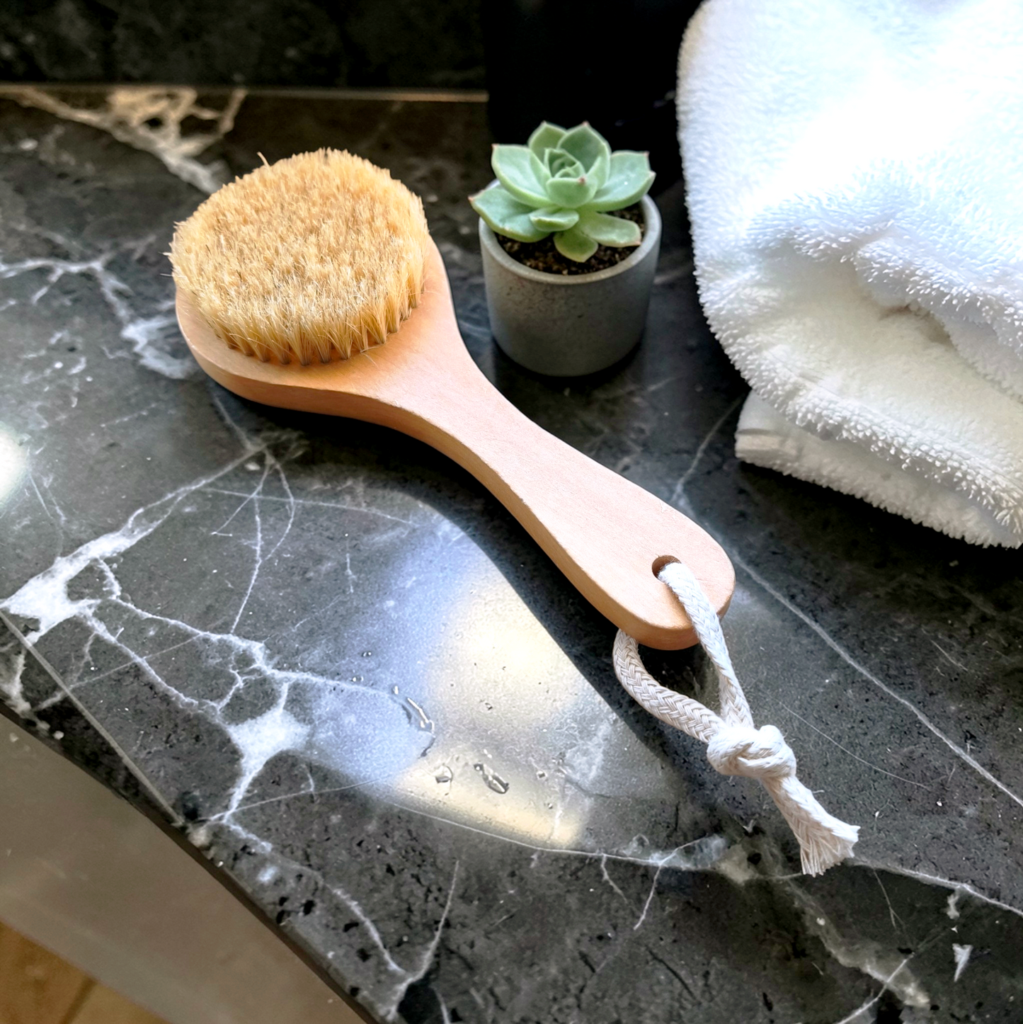 Körperbürste mit kurzem Griff – Sanftes Peeling & Strahlender Teint