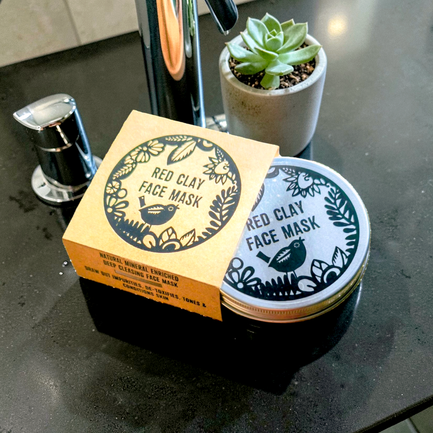 Gesichtsmaske aus roter Tonerde